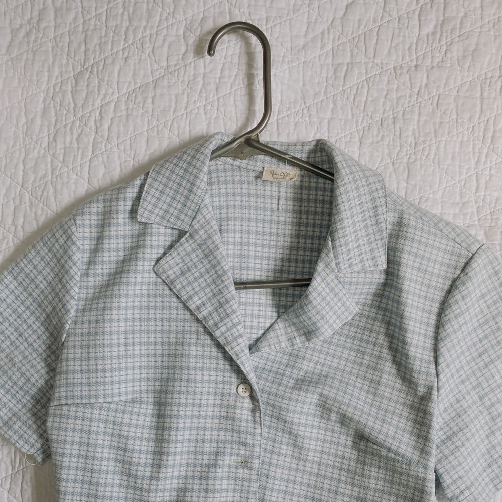 BRANDY MELVILLE - GINGHAM BABY BLUE CROP TOP BUTTON DOWN.